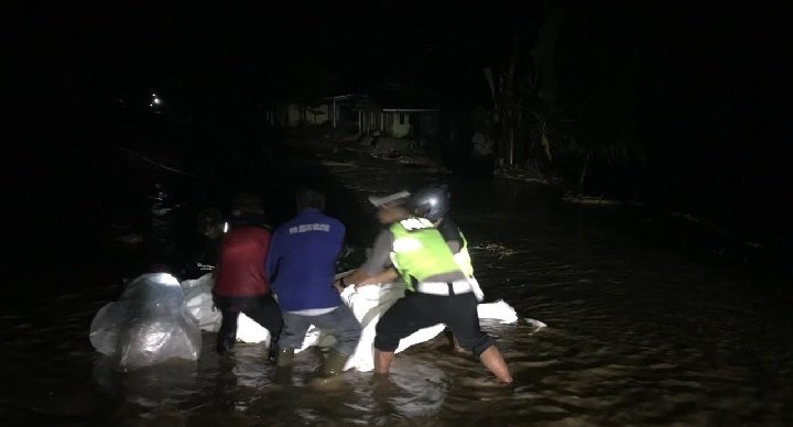 Foto Banjir Lagi di Solsel, Jalan Lintas Provinsi ke Kerinci Terputus