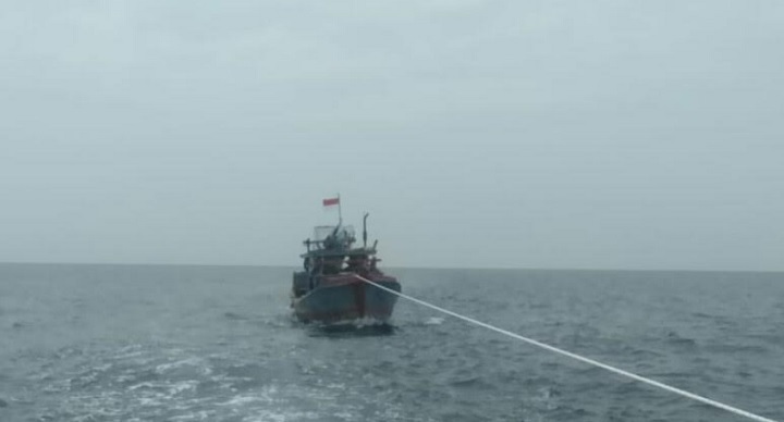 Foto Kapal Nelayan Asal Sibolga Ditarik ke Pantai Tiku