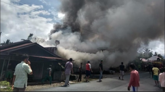 Foto Kebakaran Hebat di Sangir, Mobil Damkar Malah Rusak