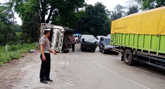 Foto Kecelakaan Beruntun di Indarung, Ayah dan 2 Anaknya Tewas
