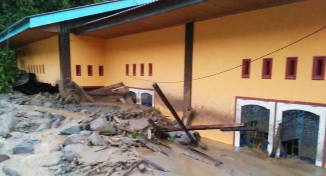 Foto Banjir Bandang di Agam, 15 rumah dan Tempat Ibadah Tertimbun Lumpur