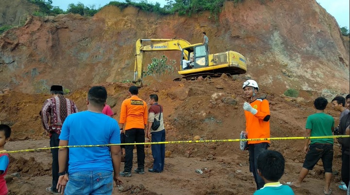 Foto 2 Pekerja Tambang Tanah Clay di Gunuang Sariak Tertimbun, Satu Ditemukan Tewas
