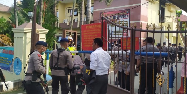 Foto Pascaledakan, Penjagaan Ketat Dilakukan di Mako Polrestabes Medan Dijaga