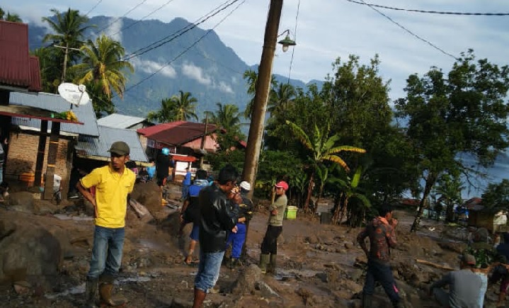 Foto PLN Pulihkan Kondisi Listrik di Lokasi Banjir Bandang Galapuang