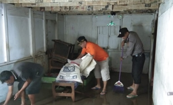 Foto Tiga Kecamatan di Solok Selatan Kebanjiran, Warga Bersihkan Rumah