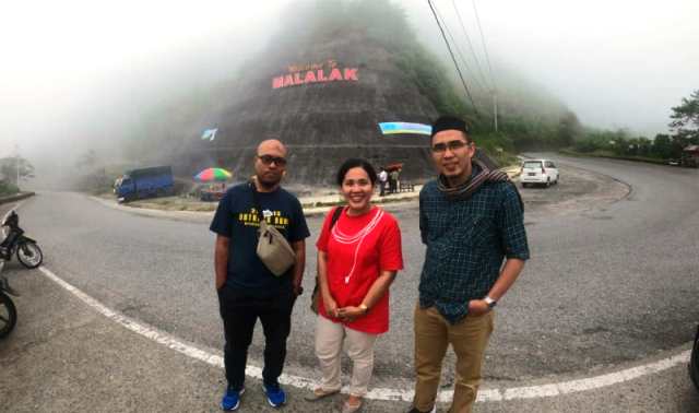 Foto Ketika Wisatawan Malaysia Melancong ke Kampung Halaman