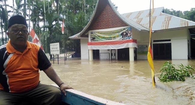 Foto Krisis Air Bersih, Korban Banjir Bandang Solsel Manfaatkan Air Hujan