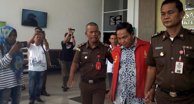 Foto Kasus Hibah Bansos, Mantan Kadis PPKA Kabupaten Solok Ditahan Jaksa