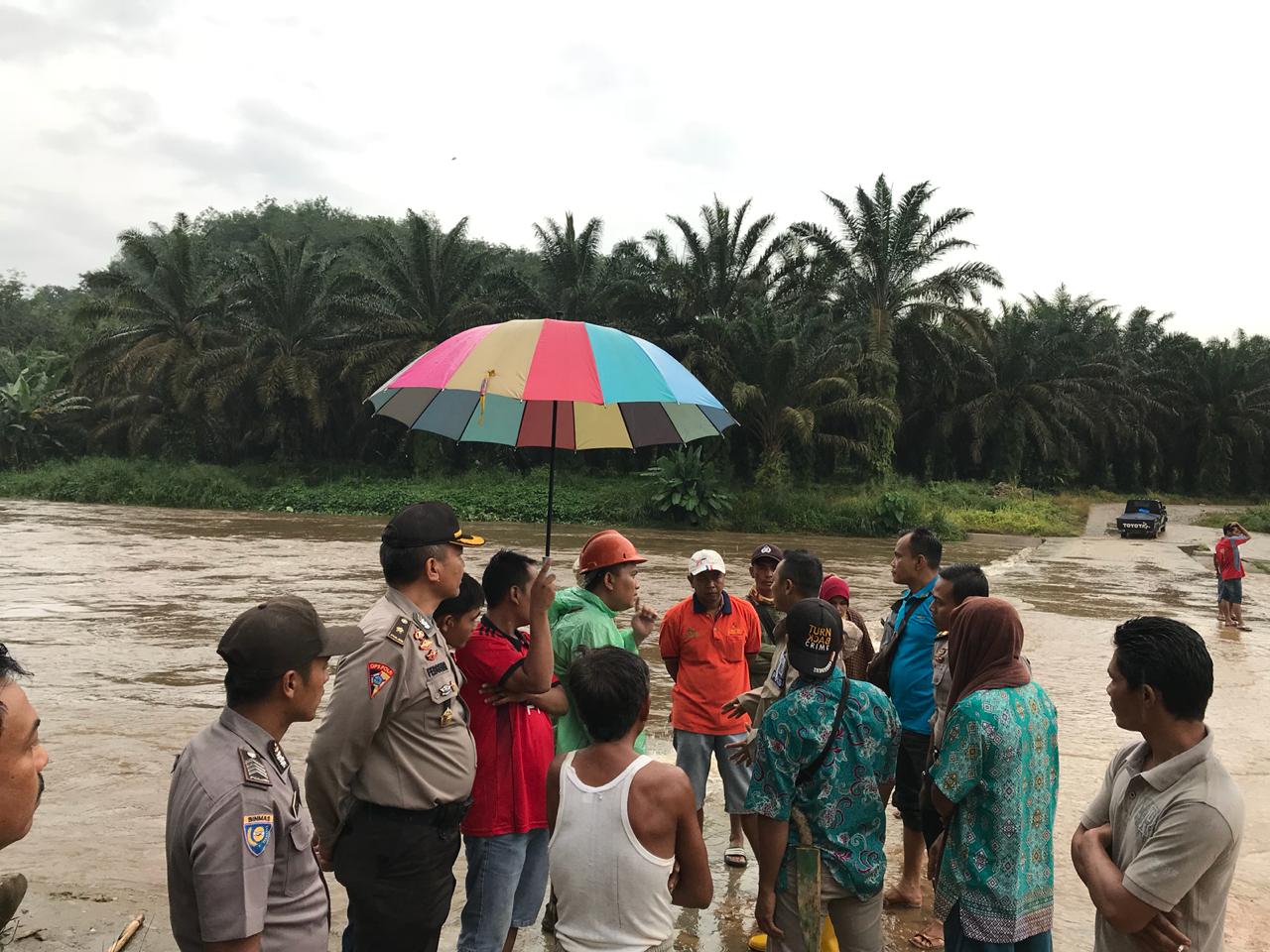 Foto Pengendara Hilang Terseret Arus Sungai di Solok Selatan
