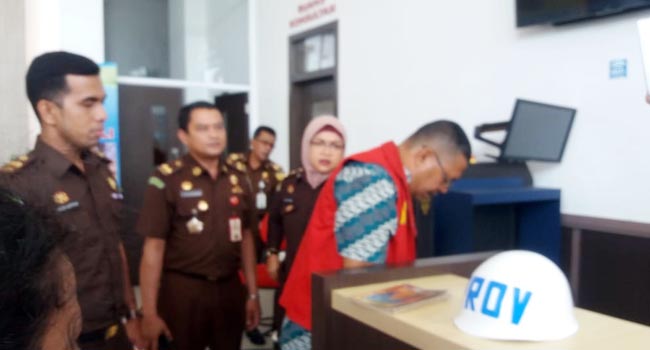 Foto Mantan Sekretaris DPPKA Kabupaten Solok Ditahan Jaksa