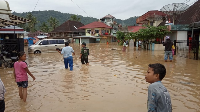 Foto Banjir Solsel Timbulkan Korban Jiwa, Satu Balita Hanyut ke Sungai