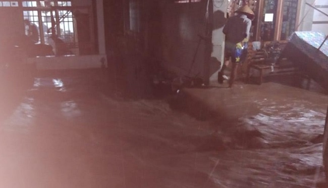 Foto Rumah Warga Bayur Terendam Banjir Banjir dan Lumpur