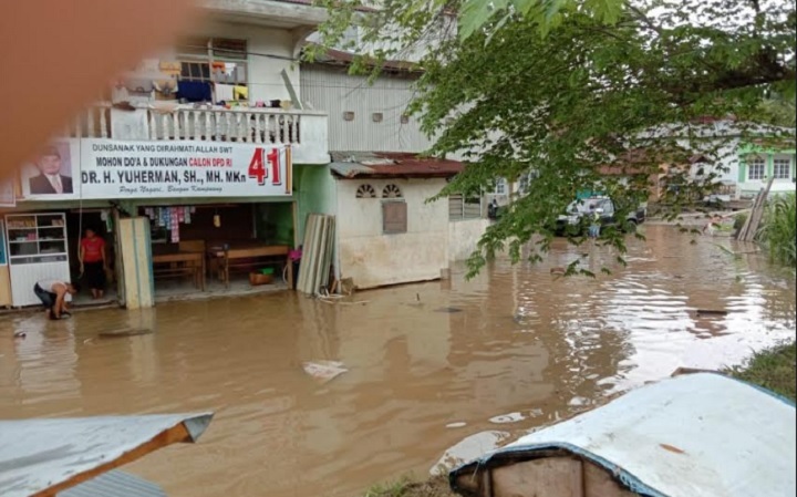 Foto Selain Solsel, Banjir Juga Terjang Empat Kecamatan di Dharmasraya