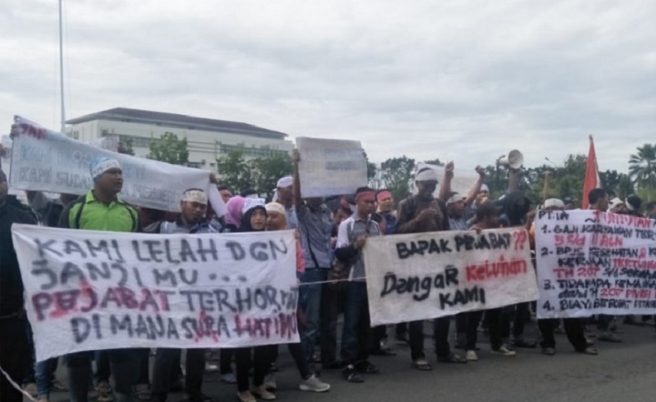 Foto Ratusan Karyawan Perusahaan Sawit Demo ke Kantor Bupati Pasbar