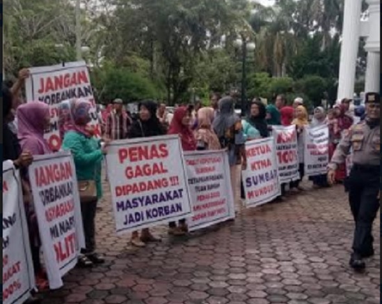 Foto Padang Batal Jadi Tuan Rumah Penas Tani, Masyarakat Demo ke DPRD Sumbar