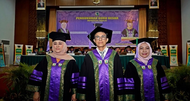 Foto Tiga Guru Besar Fakultas Peternakan Unand Dikukuhkan