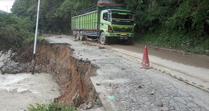 Foto Kondisi Jalan Nasional di Sei Ipuah Solsel Mengerikan, Separoh Badan Jalan Amblas ke Sungai