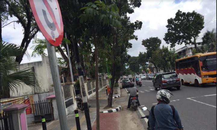 Foto Siap-siap Diderek! Rambu Larangan Berhenti Dipasang di Depan Gedung DPRD Padang