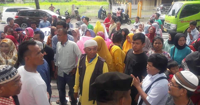 Foto Puluhan PKL Demo di DPRD Padang