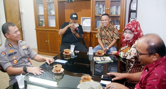 Foto Silaturahim ke Redaksi Singgalang, Satake Bayu Mengaku Nyaman Bertugas di Sumbar