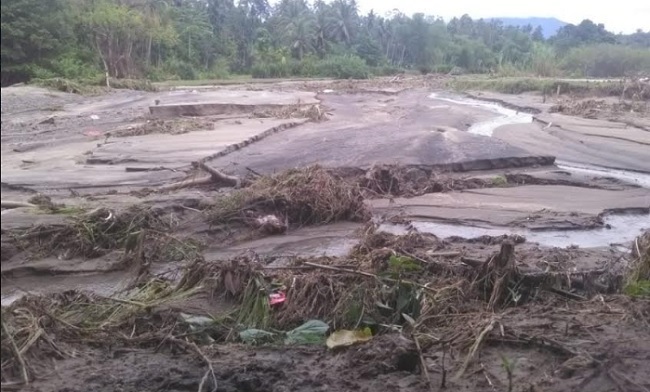 Foto Banjir, Puluhan Hektare Sawah di Pariaman Tertimbun Lumpur