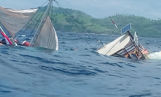 Foto Kapal Rombongan Wartawan Tenggelam di Labuan Bajo, Seluruh Penumpang Selamat
