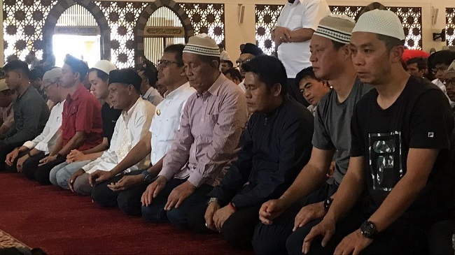 Foto Terharunya Irwan Prayitno Melihat Muslim China Sujud di Masjid Raya Sumbar