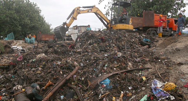 Foto Sekitar 300 Ton Sampah Dibersihkan dari Pantai Padang
