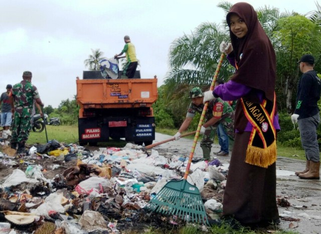 Foto Tumpukan Sampah di Dekat SMKN 1 Tanjung Mutiara Dibersihkan
