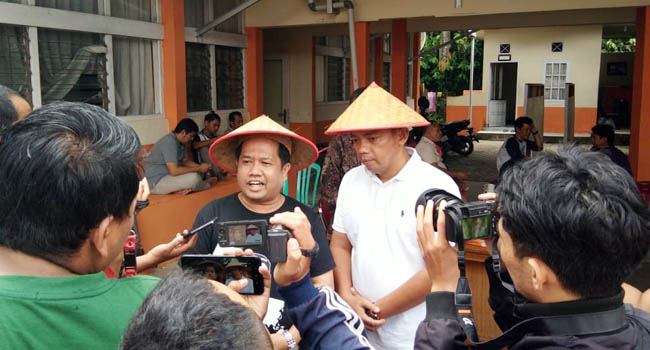 Foto Bertudung Petani, FN For 50 Kota Antarkan Syarat Dukungan ke KPU