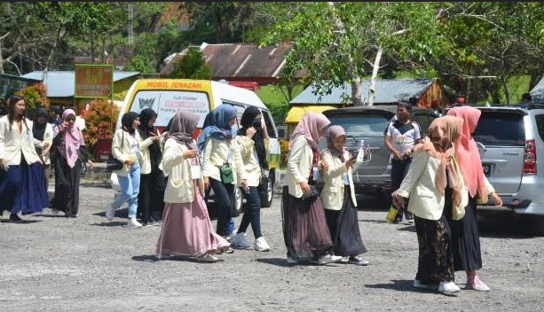Foto Mahasiswa Universitas Baiturrahmah Ikuti USR di Sungai Batang