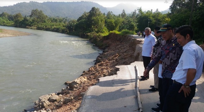 Foto Jalan Terban, Warga Nagari Sungai Buluh Timur Terancam Terisolasi