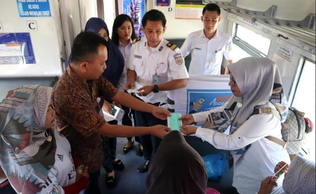 Foto KAI Divre II Sediakan Hand Sanitizer dan Bagi-bagi Masker Gratis