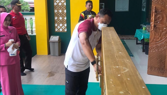 Foto Antisipasi Korona, Polres Solok Selatan Semprotkan Disinfektan