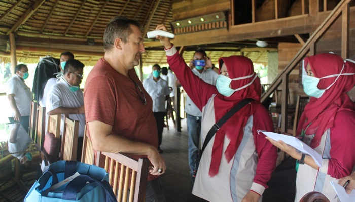 Foto Cegah Korona, Kesehatan Tamu di Pulau Cubadak Dipantau