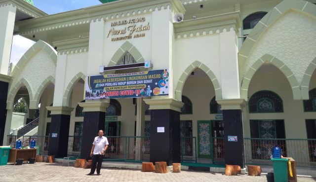 Foto Masjid Agung Nurul Falah Agam Tiadakan Shalat Jumat