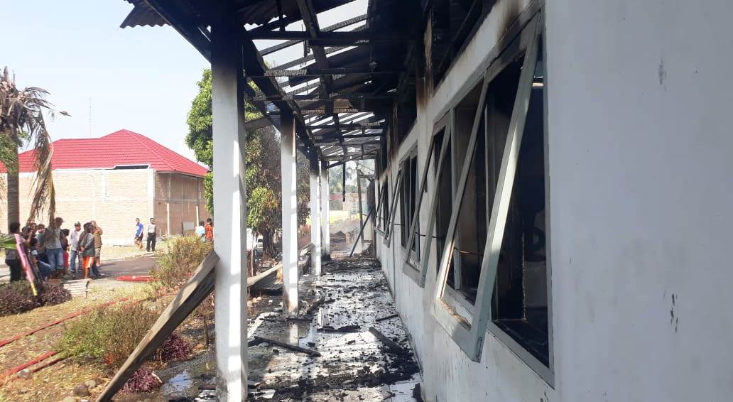 Foto Gedung SMA YPP Lubuk Alung Terbakar