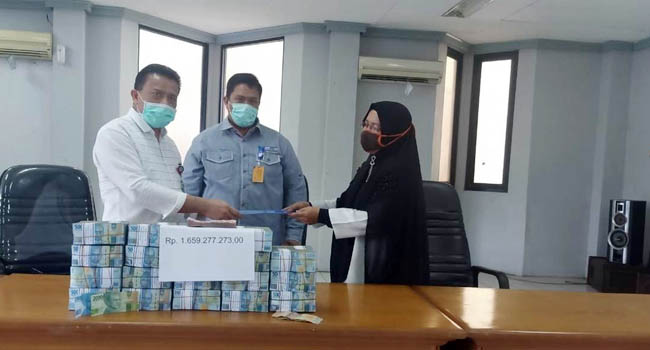 Foto Penampakan Uang Rp1,6 M yang Dikembalikan Rekanan Pengadaan Incenerator di Payakumbuh