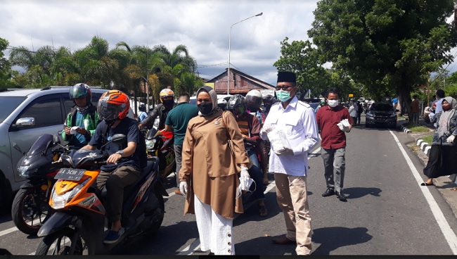 Foto DPC Gerindra Padang Bagi-bagi Masker Bagi Pengendara