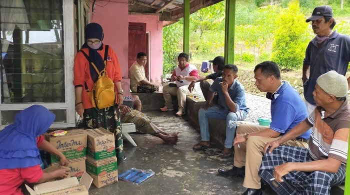 Foto Anggota DPRD Agam Bagikan Bantuan di  Simauang Hilia