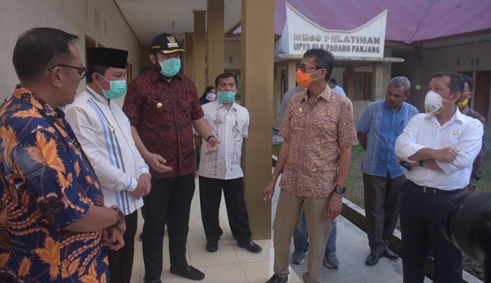 Foto Gubernur Puji Wako Padang Panjang Sediakan Karantina Covid -19