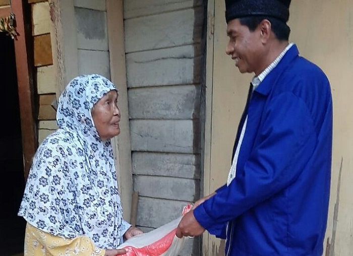 Foto Anggota DPRD Agam Antarkan Bantuan Sembako ke Warga