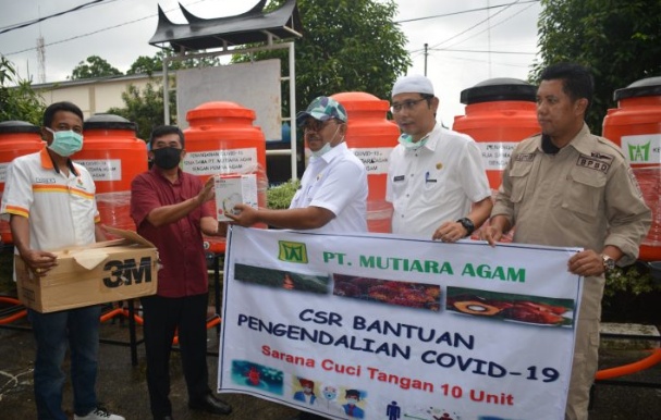Foto PT Mutiara Agam Berikan Bantuan Tempat Cuci Tangan dan Masker