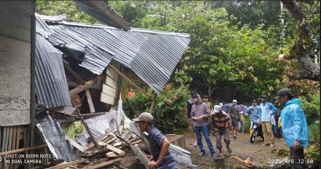 Foto Rumah Warga Palembayan Tertimpa Pohon Tumbang