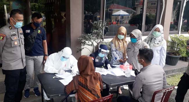 Foto Jajaran Polresta Padang Ikuti Swab Test, Hasilnya Diketahui 2 Hari Lagi
