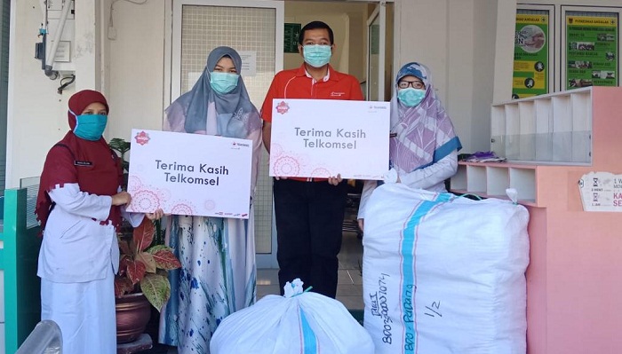 Foto Telkomsel Berikan Bantuan Alat Pelindung Diri Bagi Tenaga Medis di Sumatera