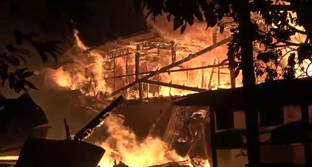 Foto Kebakaran di Dobi, Empat Rumah Hangus