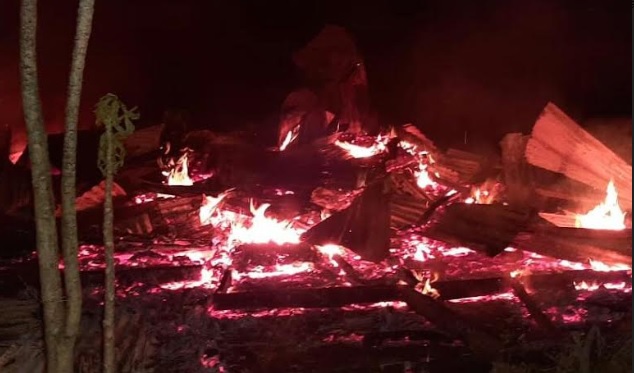 Foto Api Membakar Rumah Warga di Ampek Angkek