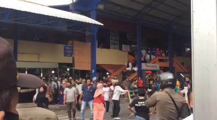 Foto Viral Pedagang Pasar Payakumbuh  Bongkar Besi Pembatas Cek Poin PSBB