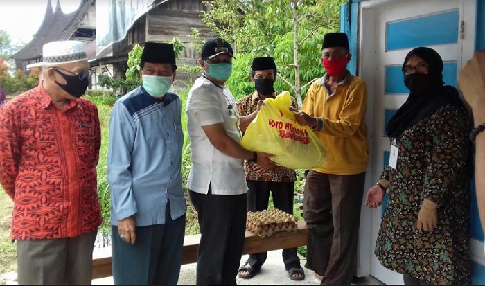 Foto Yayasan Tigo Musajik Koto Hilalang Serahkan Bantuan Rp131 juta